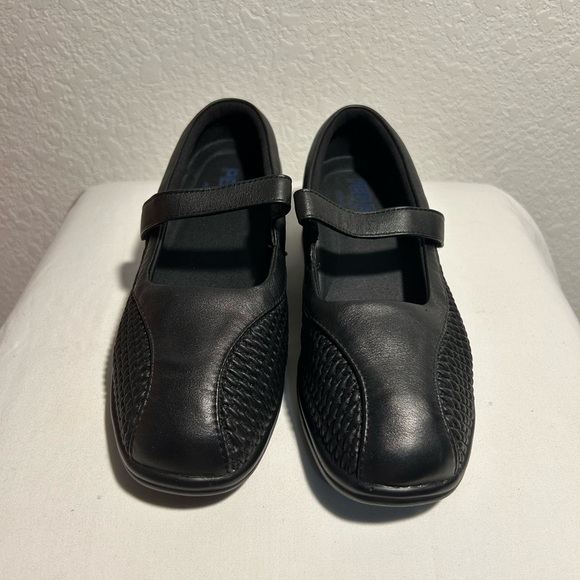 Propet Shoes - Women’s size 8 Propét “Erika” closed toe sandals in color black